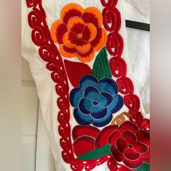 Beautiful embroidery flower women’s top - Picture 4 of 5